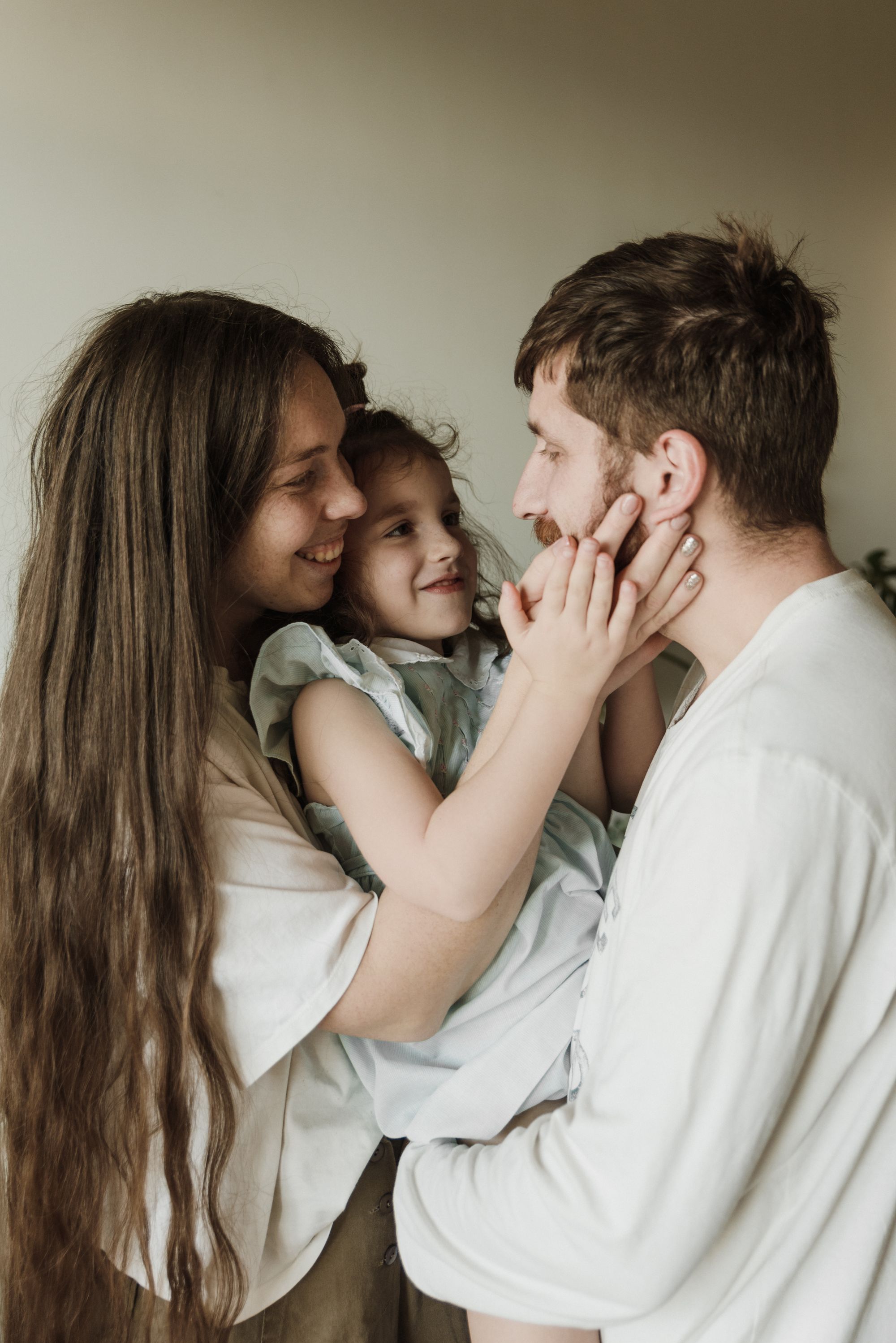 Immagine dimostrativa, non una fotografia dello Studio Nicolodi: genitori sorridenti con un bambino