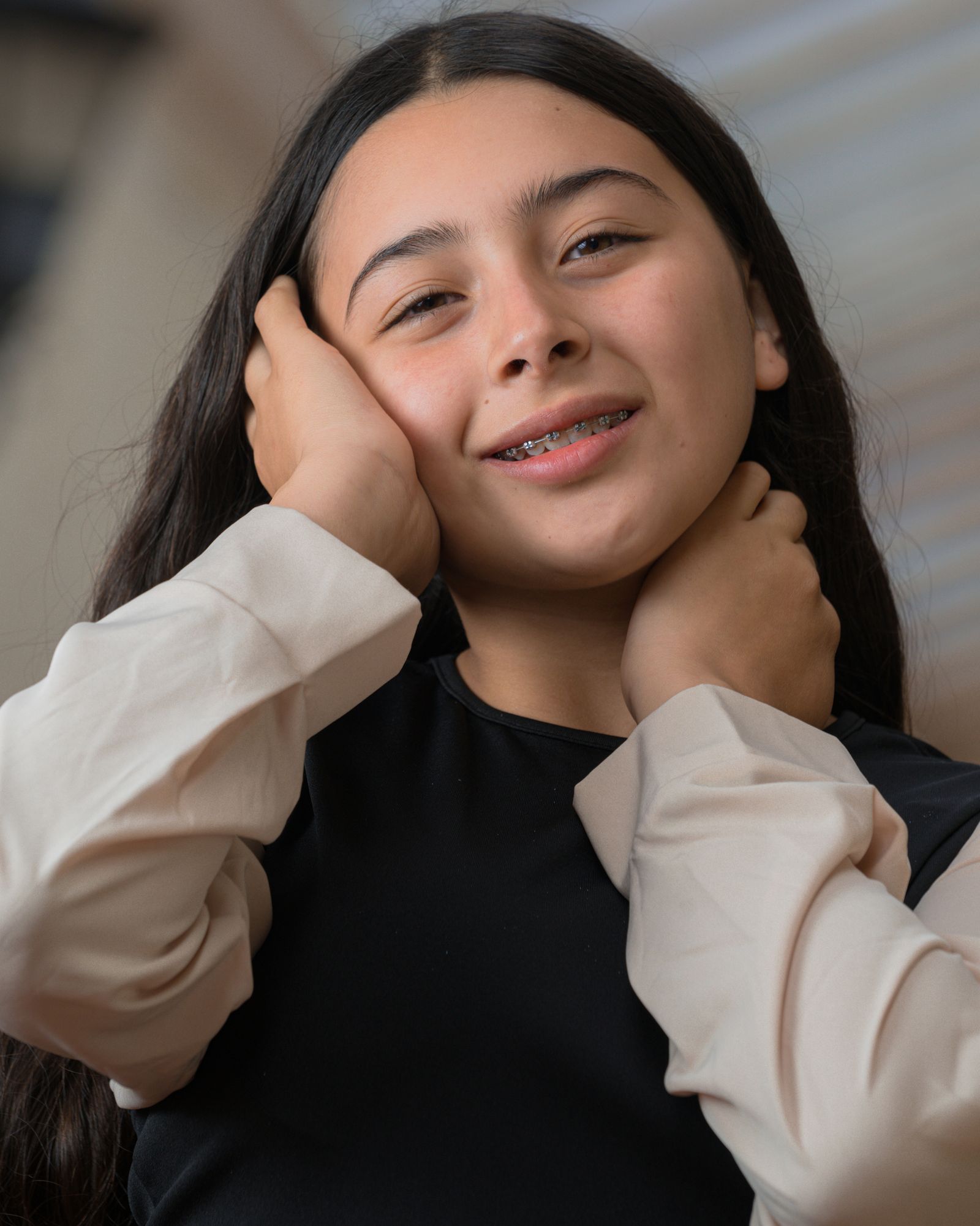 Immagine dimostrativa, non una fotografia dello Studio Nicolodi: sorriso con apparecchio ortodontico