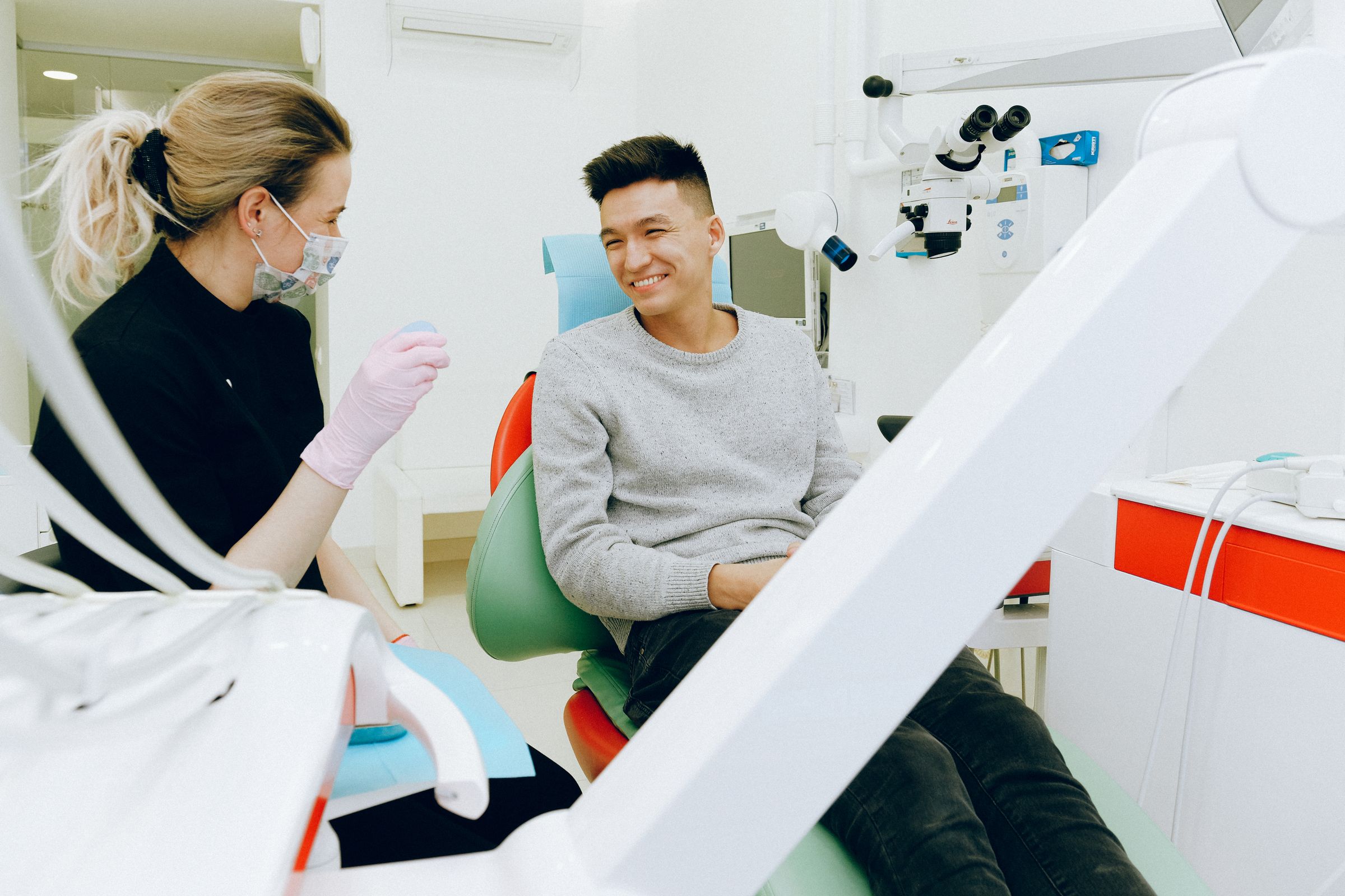 Immagine dimostrativa, non una fotografia dello Studio Nicolodi: professionista in uno studio dentistico, non un membro del personale