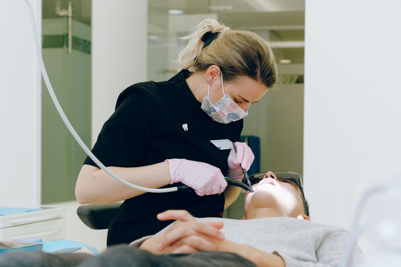 Immagine dimostrativa, non una fotografia dello Studio Nicolodi: strumento odontoiatrico in uso